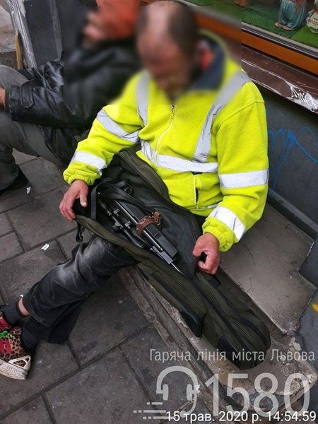 Во Львове пяный ходил по улице с ружьем