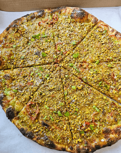 Пицца, женщина ест пиццу, еда, продукты, начинка для пиццы, необычный вкус, пицца в коробке, заказ пиццы, итальянская пицца