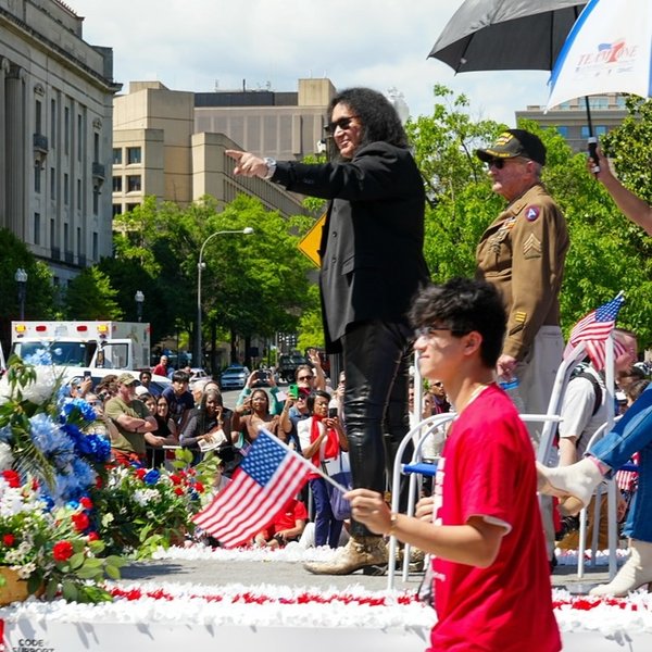 Фронтмен гурту Kiss Джин Сіммонс, хел урбан, концтабір, друга світова війна