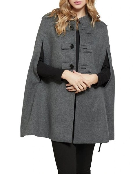 Пальто-кейп – це видозмінений середньовічний плащ