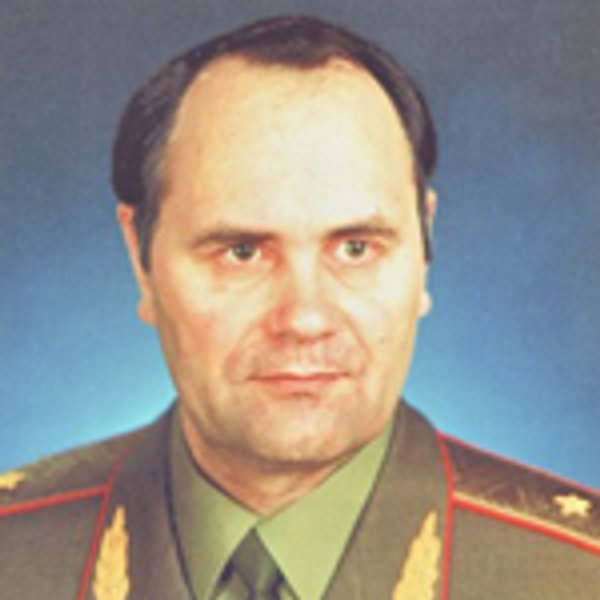 
Николай Голушко
Период работы главой СБУ: 20 сентября 1991 — 6 ноября 1991
 
История назначения
Россиянин Николай Голушко руководил СБУ меньше двух месяцев во время переходного периода, когда Служба безопасности стала правопреемницей КГБ Украинской ССР. После того как Верховная Рада избрала на его место Евгения Марчука, продолжил карьеру в России, дослужившись до первого замминистра — начальника Штаба министерства безопасности РФ.
Чем запомнился
Осенью 1991-го КГБ УССР переименовали в Службу национальной безопасности Украины. Впоследствии слово "нацио­нальный" из названия убрали. Украинские историки утверждают, что именно в период руководства спецслужбой Голушко была уничтожена большая часть документов политической охранки, а агентурные данные были вывезены в Москву, что позволило России посадить на крючок компромата многих украинских политиков, в том числе и нынешних.

Евгений Марчук
Период работы главой СБУ: 6 ноября 1991 — 12 июля 1994

История назначения
Евгений Марчук, учитель по образованию, прошел все служебные ступеньки КГБ УССР — от младшего лейтенанта до генерала. До прихода на пост главы СБУ занимал кресло государственного министра УССР по вопросам обороны, государственной безопасности и чрезвычайным ситуациям. Должность главы Службы безопасности Евгению Марчуку досталась благодаря Леониду Кравчуку — именно он, будучи главой Верховной Рады, внес его кандидатуру на рассмотрение парламента. За "высказались" 307 депутатов. Через 7 месяцев после ухода из СБУ Евгений Марчук возглавил правительство (март 1995-го — май 1996 года).
Чем запомнился
В декабре 2005-го Временная следственная комиссия Верховной Рады по проверке фактов незаконной торговли оружием огласила свои выводы, согласно которым в 1992–1997 годах из Украины вывезли оружие и военное имущество на $32 млрд. Евгений Марчук возглавлял СБУ с 1991-го по 1994 год, но с подачи его ведомства в тот период не было возбуждено ни одного уголовного дела по факту незаконной торговли оружием. Не было также уголовных дел в отношении высокопоставленных лиц по факту разворовывания госсобственности. Хотя именно тот период называют эпохой дикой приватизации, позволившей сколотить первые миллиарды нынешним олигархам. 

Валерий Маликов
Период работы главой СБУ: 12 июля 1994 — 3 июля 1995

История назначения
С 1970 года работал на оперативных и руководящих должностях в органах КГБ Украины. С 1991-го по 1994 год был заместителем главы СБУ — сначала Николая Голушко, затем Евгения Марчука. После ухода из СБУ работал советником премьер-министра Евгения Марчука, а с 1997-го по 2004 год занимал должность первого заместителя председателя Счетной палаты.
Чем запомнился
Громкими скандалами и достижениями в тот период СБУ не отметилась.

Владимир Радченко
Период работы главой СБУ:3 июля 1995 — 22 апреля 1998

История назначения
До провозглашения независимости Украины Владимир Радченко успел поработать в разных структурах КГБ: в 1970–1980-х возглавлял управления комитета в Киеве, Киевской и Ровенской обл. Вел разработку дела украинского диссидента Владимира Малинковича. В СБУ перешел с должности главы МВД.
Чем запомнился
На новом посту Владимир Радченко, считающийся человеком, близким к Евгению Марчуку, открыто заявлял о нежелании заниматься внутреннеполитическим розыском и выполнять полицейские функции. С должности главы Службы безопасности он ушел по собственному желанию перед началом президентской избирательной кампании. Новым местом работы Радченко стал Совет нацбезопасности, где ему досталась должность заместителя главы, которым в то время был Владимир Горбулин. 

Леонид Деркач
Период работы главой СБУ: 22 апреля 1998 — 10 февраля 2001

История назначения 
Возглавить СБУ Леониду Деркачу удалось благодаря близким отношениям с тогдашним президентом Леонидом Кучмой. До назначения успел потрудиться в структурах КГБ — в частности, работал замначальника по кадрам КГБ УССР в Днепропетровской области.
Чем запомнился
Именно в период руководства Службой Леонида Деркача возникло "дело Лазаренко". В феврале 1999 года генпрокурор потребовал от Верховной Рады лишить Лазаренко депутатской неприкосновенности, 15 февраля Лазаренко покинул страну, а 17 февраля 310 депутатов дали согласие на его арест. Леонид Деркач — один из фигурантов "кассетного скандала". Спустя два месяца после исчезновения Георгия Гонгадзе, 28 ноября 2000 года, лидер Соцпартии Александр Мороз сообщил, что владеет записями разговоров президента Леонида Кучмы и других высокопоставленных лиц, которые могут быть причастны к убийству журналиста. На пленках якобы записаны беседы с участием президента Леонида Кучмы и его ближайших соратников — тогдашнего главы СБУ Леонида Деркача, главы АП Владимира Литвина и руководителя МВД Юрия Кравченко. В процессе разговора они решают, что делать с Гонгадзе. "Кассетный скандал" стал толчком для увольнения Деркача с должности главы СБУ. 

Владимир Радченко
Период работы главой СБУ: 10 февраля 2001 — 2 сентября 2003

История назначения
Со стороны президента Леонида Кучмы повторное назначение Владимира Радченко на должность главы СБУ — вынужденная мера. Это решение у главы государства созрело после того, как предыдущий глава СБУ, Леонид Деркач, оказался в центре "кассетного скандала". Впрочем, перспективу возглавить скомпрометированную спецслужбу Радченко воспринял без особого энтузиазма. Чтобы решиться на это, ему понадобилось два месяца.
Чем запомнился
В 2002 году разразился "кольчужный скандал" — был обнародован фрагмент разговора на пленках Мельниченко, из которого следовало, что Леонид Кучма якобы одобрил в обход международного запрета подпольную продажу Ираку систем раннего предупреждения "Кольчуга". Этот скандал на некоторое время разрушил украинско-американские отношения.

Игорь Смешко
Период работы главой СБУ: 4 сентября 2003 — 4 февраля 2005

История назначения 
Игорь Смешко — первый в истории глава СБУ без кагэбистского прошлого. На должность перешел с поста секретаря СНБО. Выступая перед сотрудниками СБУ, тогдашний президент Кучма заявил, что ждет от Смешко усиления разведывательного направления, а также активного участия в борьбе с коррупцией в высших эшелонах власти и особенно в правоохранительных органах.
Чем запомнился
За этот период до суда так и не было доведено ни одного уголовного дела в отношении высокопоставленных чиновников. Кроме того, было немало скандалов, связанных с СБУ. Один из самых громких, который украинским спецслужбам предотвратить не удалось, — российско-украинский конфликт вокруг острова Тузла, вызванный сооружением Россией в Керченском проливе дамбы. По мнению некоторых аналитиков, таким образом Кремль оказывал давление на Украину с целью урегулирования статуса Керченского пролива и Азовского моря. Еще одна темная страница в истории СБУ того времени — отравление кандидата в президенты Виктора Ющенко. Согласно одной из версий, покушение на будущего главу государства произошло вечером 5 сентября 2004 года. В тот день Ющенко пригласили на дачу к тогдашнему заместителю главы СБУ Владимиру Сацюку. На встрече также присутствовал Игорь Смешко и депутат Давид Жвания. Смешко неоднократно заявлял, что к покушению он не причастен. 

Александр Турчинов
Период работы главой СБУ: 4 февраля 2005 — 8 сентября 2005

История назначения 
Александр Турчинов никакого отношения к спецслужбам не имел. Вместе с Юлией Тимошенко был народным депутатом от партии "Громада" экс-премьера Павла Лазаренко, осужденного в США. Из-за конфликта с последним Турчинов и Тимошенко покинули его политсилу, создав собственную партию — "Батькивщина". Пост главы СБУ Александр Турчинов, активный участник Оранжевой революции, получил после победы Виктора Ющенко на президентских выборах по квоте Батькивщины.
Чем запомнился
Среди задач Александра Турчинова на должности главы СБУ было реформирование ведомства и создание на его базе двух структур: национальной разведки и национального бюро расследований. Реализовать это ему так и не удалось. Будучи близким соратником Тимошенко, Турчинов помогал ей как премьер-министру в противостоянии с оппонентами. В июле 2005 года он сообщил, что располагает косвенными доказательствами причастности криминального авторитета Семена Могилевича к компании РосУкрЭнерго, занимающейся посредничеством при транспортировке туркменского газа Газпромом. Собственником Рос­УкрЭнерго был ярый оппонент Тимошенко Дмитрий Фирташ. 

Игорь Дрижчаный
Период работы главой СБУ: 8 сентября 2005 — 22 декабря 2006

История назначения 
Большую часть своей жизни Игорь Дрижчаный трудился в прокуратуре. Перед назначением на пост главы СБУ 7 месяцев проработал на должности заместителя начальника Службы безопасности. Назначение Игоря Дрижчаного совпало с кульминацией противостояния Кабмина Юлии Тимошенко и президента Виктора Ющенко, когда ближайший соратник премьера Александр Турчинов, пребывающий в то время в кресле главы СБУ, подал в отставку. По словам самого Дрижчаного, указ о его назначении Виктор Ющенко подписал без предварительного разговора с ним.
Чем запомнился
Для СБУ одним из главных пост­революционных достижений, по мнению самого Дрижчаного, стало то, что Служба перестала обслуживать интересы политиков. Он настаивал на том, что СБУ должна проверять кандидатов, претендующих на высокие должности в сфере госуправления. Требовал развести пересекающиеся функции силовиков: борьбой с коррупцией должна заниматься СБУ, а с организованной преступностью — МВД. Говорил, что факт вмешательства в работу сервера Центризбиркома во время президентских выборов 2004 года (при участии или с согласия должностных лиц ЦИК) можно считать доказанным. Судебного процесса вслед за этим, однако, не последовало. Реформы СБУ тоже. 

Валентин Наливайченко
Период работы главой СБУ: 22 декабря 2006 — 11 марта 2010

История назначения 
Окончив учебу в Институте разведки им. Андропова КГБ СССР, Валентин Наливайченко 12 лет посвятил дипломатической службе. В июне 2006 года по приглашению Виктора Ющенко он расстался с должностью посла Украины в Беларуси и перешел на пост первого заместителя председателя Службы безопасности — руководителя Антитеррористического центра. Спустя 7 месяцев Валентин Наливайченко сменил Игоря Дрижчаного на посту начальника СБУ.
Чем запомнился
При Валентине Наливайченко СБУ в большей степени занималась восстановлением исторической справедливости, чем прямыми обязанностями. Архивы СБУ рассекретили, оцифровали и открыли для свободного доступа граждан. В 2009 году глава Службы безопасности заявил, что располагает неоспоримыми доказательствами того, что Голодомор 1932–1933 годов в Украине был организован тоталитарным сталинским режимом. В мае того же года в СБУ открыли уголовное дело по факту совершения геноцида, повлекшего гибель миллионов людей. По материалам расследования 13 января 2010 года Апелляционный суд Киева признал Иосифа Сталина, а также его соратников — Вячеслава Молотова, Лазаря Кагановича, Станислава Косиора, Власа Чубаря и Менделя Хатаевича виновными в этом преступлении.

Валерий Хорошковский
Период работы главой СБУ: 11 марта 2010 — 18 января 2012

История назначения 
Кресло главы СБУ Валерий Хорошковский, которого уже в то время связывали с Дмитрием Фирташем, получил сразу после победы на президентских выборах Виктора Януковича. Во время президентской кампании-2010 телеканал "Интер", контролируемый Хорошковским, активно поддерживал Виктора Януковича.
Чем запомнился
По данным группы "Информационное сопротивление" Дмитрия Тымчука, после назначения Хорошковского главой СБУ ведомство почти полностью свернуло работу по противодействию российским спецслужбам. В тот период в Украине сформировались основные агентурные сети ФСБ и Генштаба РФ. Первый отдел СБУ переключился с противодействия российским спецслужбам на работу против США. Хорошковского обвиняли в том, что СБУ превратилась в филиал ФСБ России. Запомнился также скандалом с попыткой запретить въезд руководителю украинского офиса Фонда Конрада Аденауэра немцу Нико Ланге. Последний активно критиковал работу команды Януковича. СБУ времен Хорошковского не обделяла вниманием и вузы. Так, весной 2010 года ректор Украинского католического университета Борис Гудзяк рассказал о встрече с эсбэушником, который потребовал, чтобы администрация университета предостерегла своих студентов от участия в планируемых акциях протеста против политики новой власти. 

Игорь Калинин
Период работы главой СБУ: 3 февраля 2012 — 9 января 2013

История назначения 
Уроженец России, сотрудник КГБ СССР Игорь Калинин долгое время работал в украинской Службе безопасности. До прихода на должность главы СБУ руководил Управлением государственной охраны. Во время его назначения замглавы этого ведомства Александр Скипальский заявил, что "новый глава СБУ — полностью человек президента Януковича".
Чем запомнился
После отставки Калинин работал советником Виктора Януковича, благодаря чему попал в санкционные списки США, Канады и ЕС. Однако в марте 2015 года Евросоюз снял санкции с Калинина. По словам Геннадия Москаля, в то время председателя Временной следственной комиссии Верховной Рады по расследованию противоправных действий силовиков во время акций протеста на Евромайдане, именно Игорь Калинин занимался координацией деятельности всех титушек в столице. 

Александр Якименко
Период работы главой СБУ: 9 января 2013 — 22 февраля 2014

История назначения 
До прихода на должность главы СБУ соратник Виктора Януковича Александр Якименко успел поруководить управлением Службы безопасности в Крыму и Донецкой области. В 2007–2008 годах работал специалистом управления по внутренней безопасности в Межрегиональном промышленном союзе, который на 99% принадлежит компании "Лемтранс", до 2012 года контролировавшейся Виктором Януковичем и Ринатом Ахметовым.
Чем запомнился
19 февраля 2014 года заявил о начале антитеррористической операции, направленной против майдановцев, с привлечением СБУ, МВД, Минобороны, погранслужбы, а также центральных и местных органов власти. Вслед за Виктором Януковичем Александр Якименко сбежал из Украины. По данным СБУ времен Наливайченко, весной 2014 года он поставлял оружие и взрывчатку из оккупированного Крыма террористам. Сейчас соратник беглого президента подозревается в причастности к массовым убийствам на Майдане, госизмене и финансировании терроризма. Объявлен в международный розыск. 

Валентин Наливайченко
Период работы главой СБУ: 24 февраля 2014 — 18 июня 2015

История назначения
После бегства Виктора Януковича Валентин Наливайченко во второй раз возглавил СБУ. Его работе на этой должности не помешала учеба в Институте разведки им. Андропова КГБ СССР. Согласно принятому парламентом закону о люстрации кандидат с таким образованием не мог возглавлять СБУ.
Чем запомнился
СБУ под руководством Наливайченко радикально обновилась: в апреле 2015 года число новых сотрудников составляло 70%. СБУ эффективно проявила себя в зоне АТО: сотрудникам Службы безопасности удавалось задерживать российских солдат и боевиков, вскрывать анклавы сепаратистов в мирных городах, включая Харьков и Одессу, а также предотвращать незаконные поставки оружия в зону боевых действий. СБУ не раз сообщала о предотвращении тер­актов в Киеве и других городах Украины. Однако накануне увольнения Наливайченко президент сообщил, что успехи главы СБУ в расследовании резонансных преступлений и борьбе с коррупцией сомнительны. Истинная причина смены руководства СБУ до сих пор не ясна. Среди наиболее обсуждаемых — связь экс-главы СБУ с олигархом Фирташем, от которого президент пытается дистанцироваться после его заявлений в венском суде о политических договоренностях с Порошенко, а также прослушка высокопоставленных лиц, начатая по инициативе Наливайченко.
