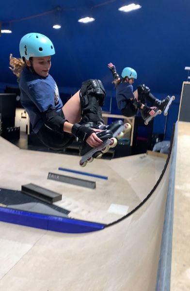 Сестри-близнючки зі Швейцарії Наемі та Олена Штумп встановили два світових рекорди завдяки катанню на ковзанах