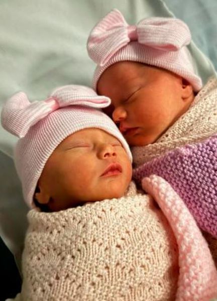 Саффрон Крисп, рождение девочек-близняшек, дети с идентичной внешностью, рождение малышей