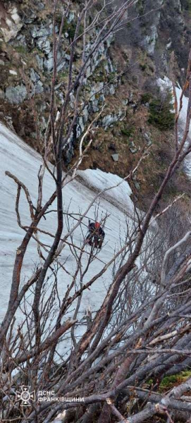 Порятунок туриста у Карпатах Карпати, Говерла, гора Говерла, підйом на Говерлу, туристи, туризм, гірський туризм, ДСНС, рятувальники