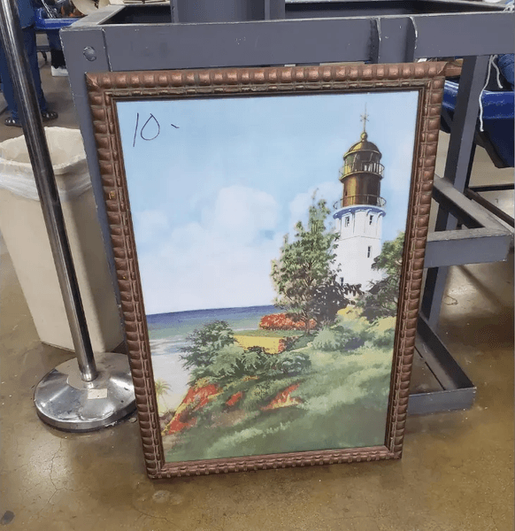 Напис маркером просто по полотну здивував покупця Картина з маяком у секонд-хенді, у верхньому кутку якої написана ціна $10 маркером