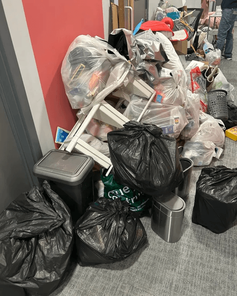 Женщина находит дорогие вещи в мусоре, роется в мусоре, мусорный бак, блогерша, дорогие вещи, бренды, деньги, соцсети