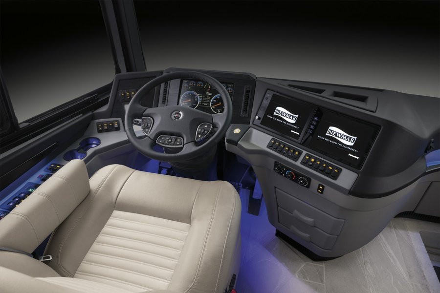 На водійському місці встановлено кілька дисплеїв