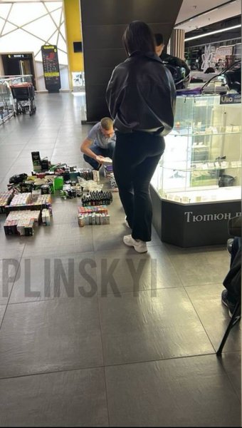 У Києві 12 травня правоохоронці проводять масштабні обшуки у торговельних центрах та точках продажу електронних сигарет