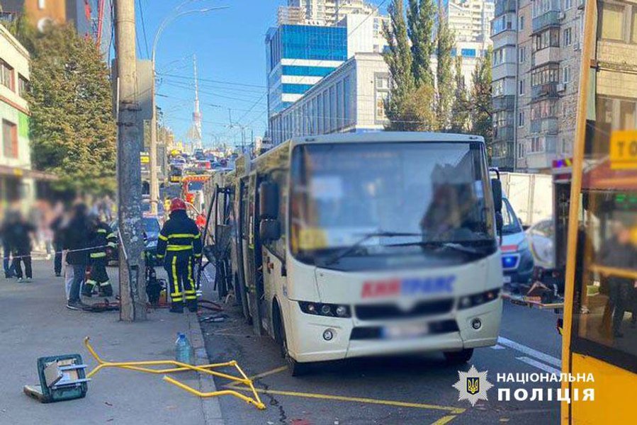 Грузовик протаранил маршрутку в Киеве
