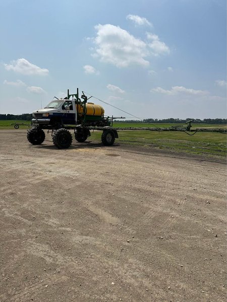 Грузовик с опрыскивателем Ford