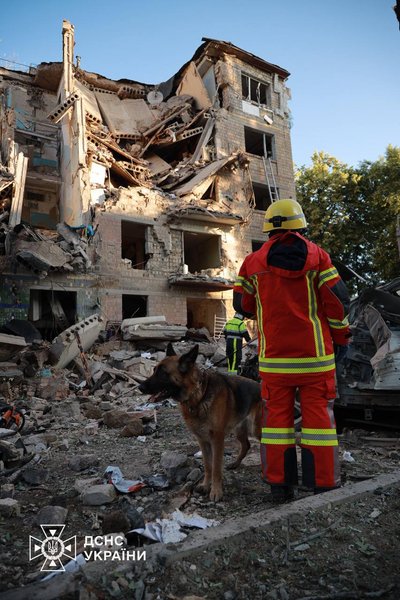 ГСЧС ликвидируют последствия удара в Шевченковском районе после атаки по Киеву