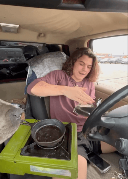 человек живет в грузовике 2