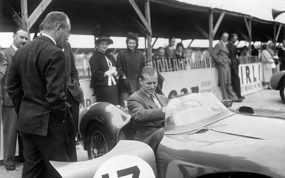 Июль 1953 года: герцог Эдинбургский за рулем гоночного автомобиля Aston Martin на автодроме Гудвуд, Сассекс.