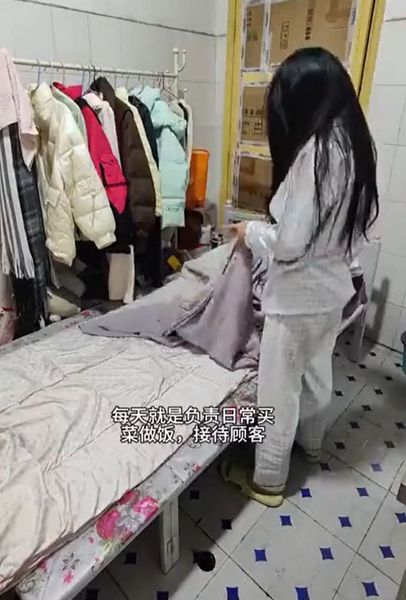 Девушка решила поселиться в уборной на своей работе, чтобы не платить за дорогую аренду, как она там живет