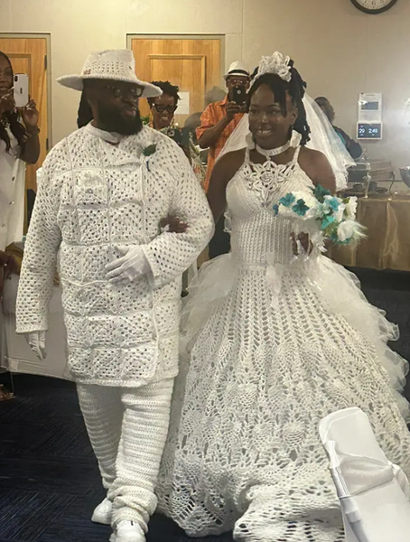 Наречена зв’язала весільне вбрання для себе та свого чоловіка, костюми на весілля, смокінг, сукня нареченої, фото, США