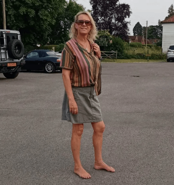 Женщина ходит босиком, Фиона Торнтон, женщина без обуви, предлагали купить обувь, предлагали отдать носки, ходьба босиком