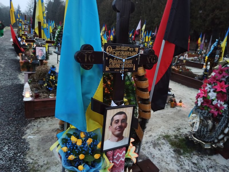 Разом із державним прапором на могилах загиблих часто трапляється червоно-чорний прапор