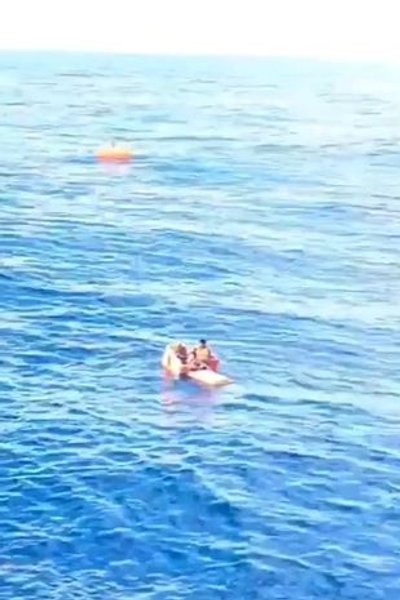 Рыбаки спаслись в море