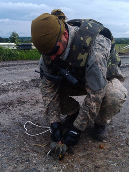 

Максим Комисаров: "Сепаратистов совершенно не заботит будущее Донбасса. Только так можно объяснить бессистемность установки мин и минных полей"
