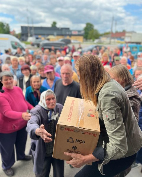 Хресниця принца Чарльза, Індія Хікс, допомога українці, допомога українським біженцям