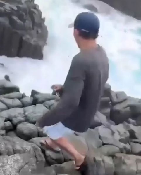 Девушку смыло гигантской волной на пляже, трагедия, несчастный случай, Индонезия, туризм, отдых