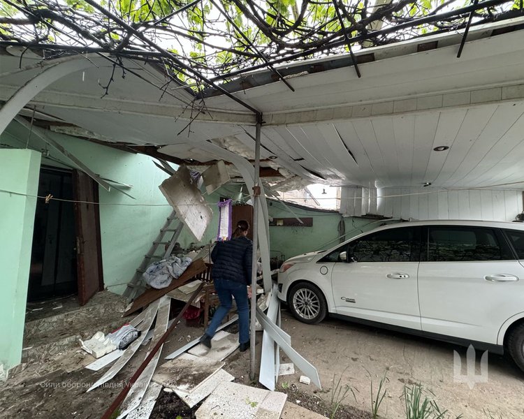 Обстрел Одессы — поврежден гараж с белым авто
