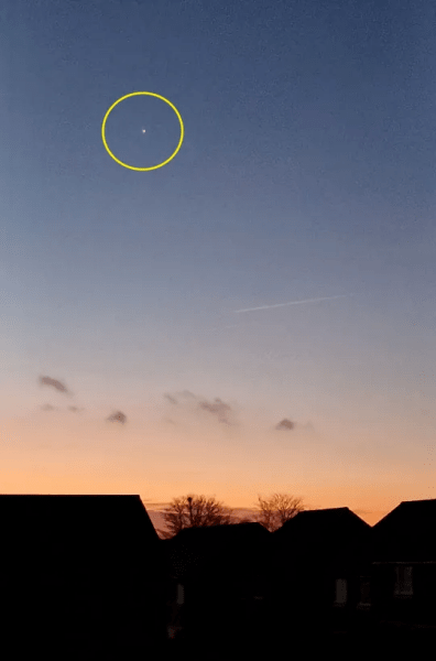 Жена мисли, че е преследвана от НЛО Забелязано НЛО, жена, следвана от НЛО, космически кораб, звезда, извънземен живот, НЛО в градината, Доктор Кой, Тардис, небе