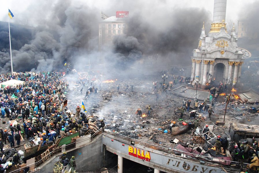 Бегущие на смерть. Первых наступающих встретила огнем группа в черной форме у Октябрьского дворца