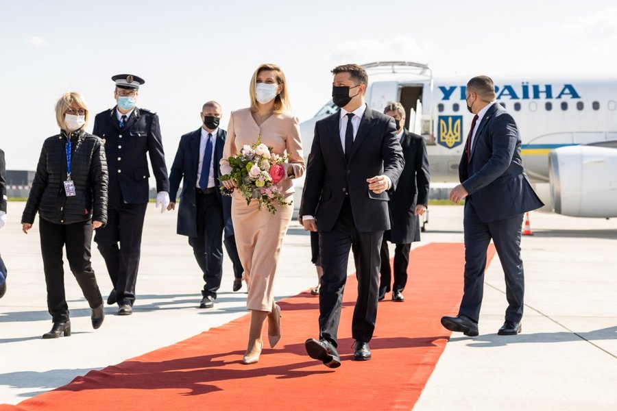 визит президента Украины во Францию, аэропорт, Владимир Зеленский с женой