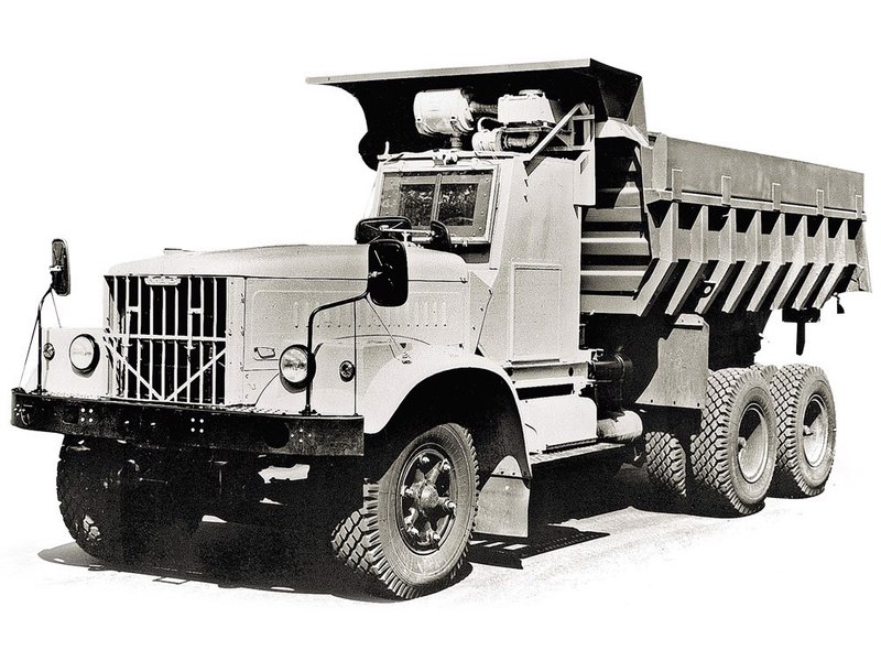 Из-за задержек поставок противорадиационных стекол первый построенный автомобиль и семь следующих не было боковых окон