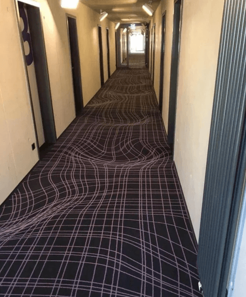 Номер в отеле, отель, гостиница, оптическая иллюзия, ковер, опасность для людей, ковер напугал людей