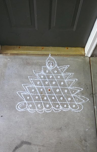 Чоловік помітив таємничі квіткові візерунки біля дверей сусідки, які виявилися стародавнім візерунком