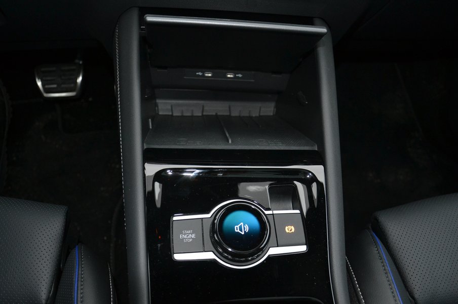 Круглий перемикач може регулювати гучність аудіо або змінювати режими їзди