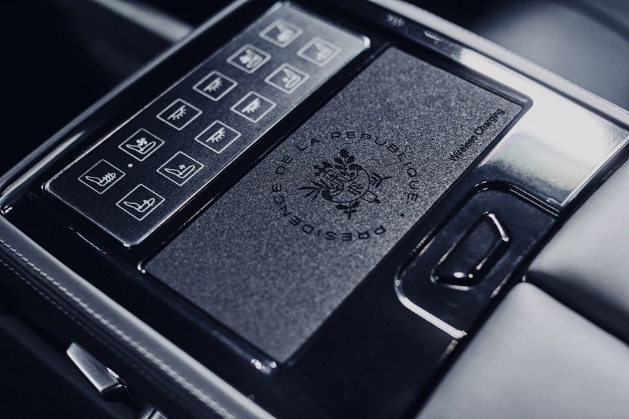 Салон прикрасили гербами Франції