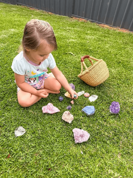 Жінка виховує доньку як відьму, сім'я, мама і донька, молода мама, жінка вважає себе відьмою,