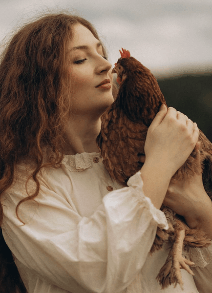 Жительница Львова держит на руках домашнюю курицу, которая жила с ней в квартире