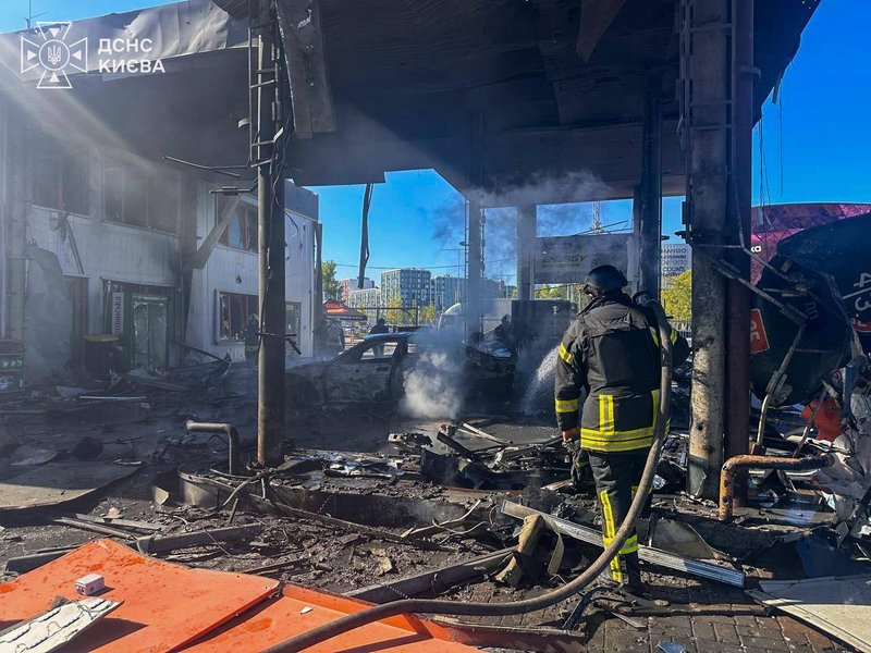 Росіяни вдарили серед білого дня по АЗС у Києві