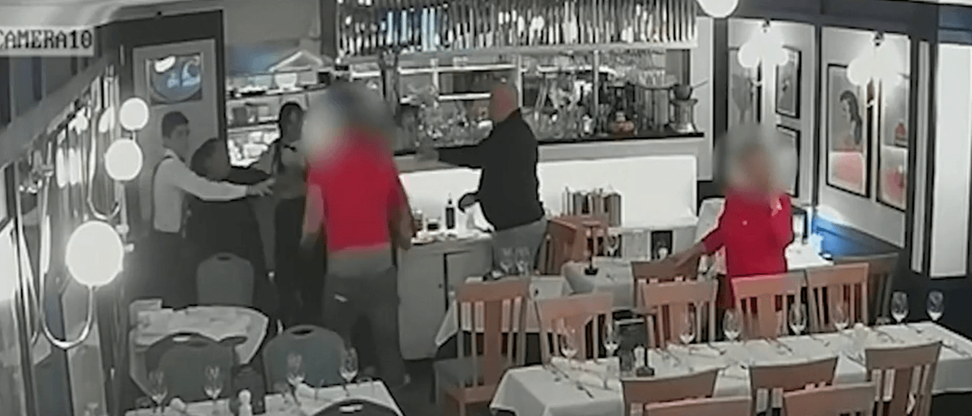 Пара сбегает из ресторана, не заплатив
