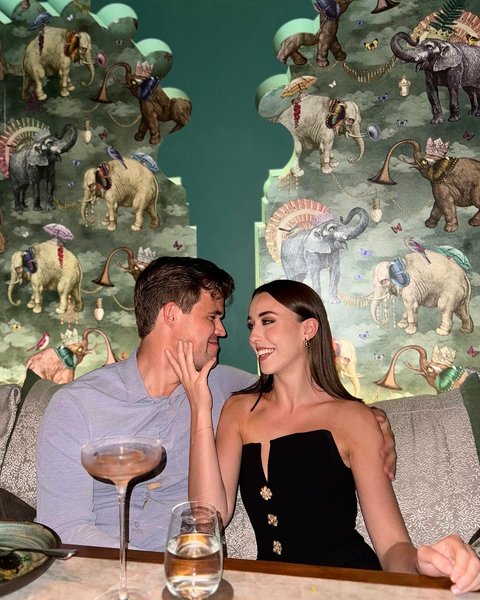 Магнус Карлсен с девушкой