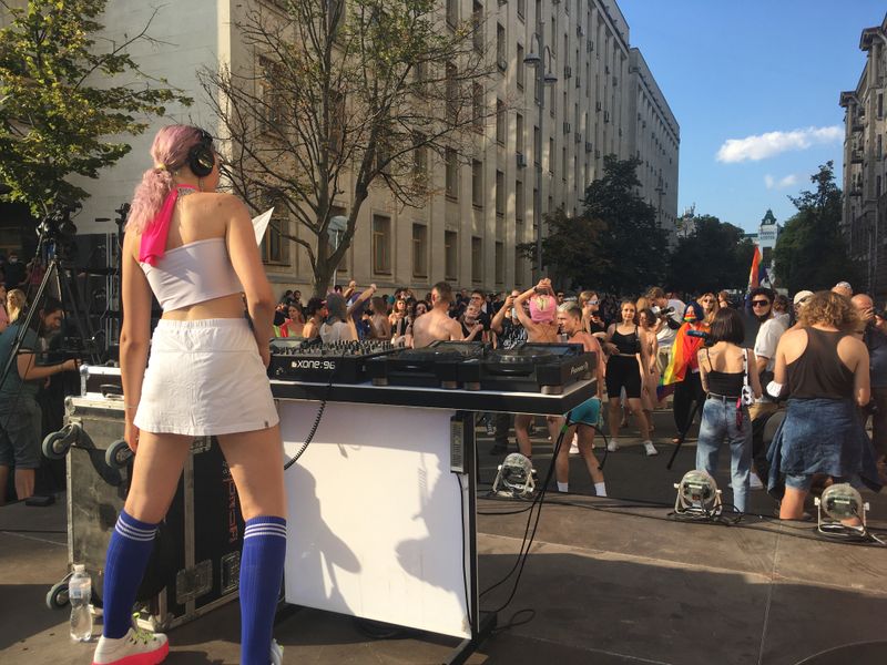 ЛГБТ-рейв, офис президента, киев прайд, банковая, лгбт-рейв на банковой