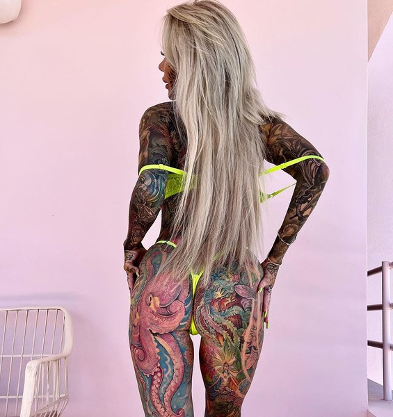 Одна из самых татуированных женщин в мире