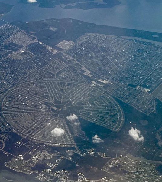 Необычное поселение, круговая застройка, Rotonda West, фотография с самолета, необычное фото, похоже на лабиринт, часть города