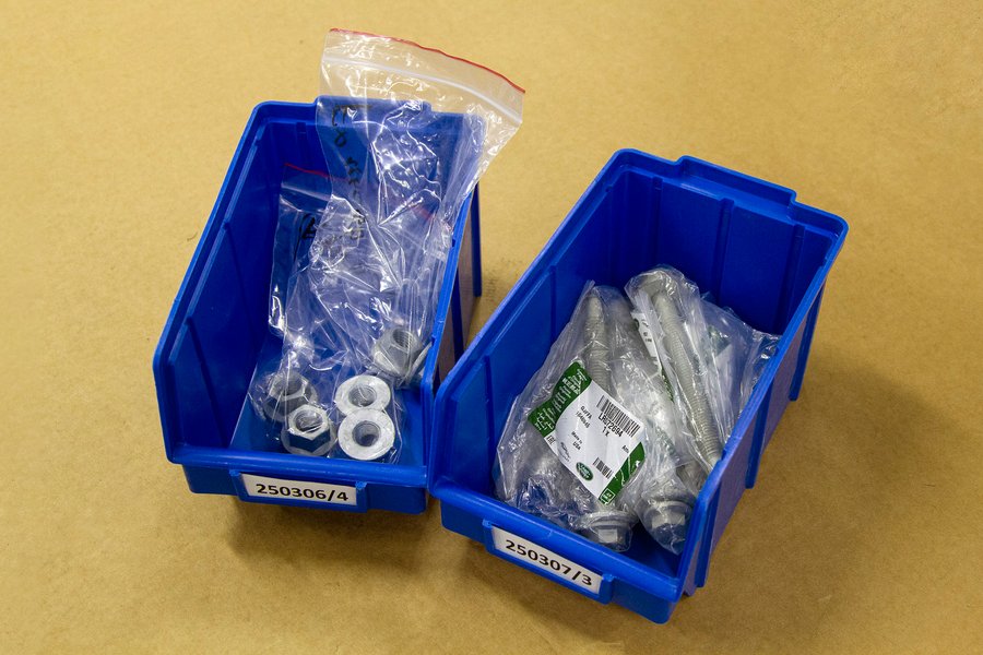 Даже банальные болты и гайки приходят в фирменной упаковке. И они не китайского производства — на стикере обозначено "Made in the USA"