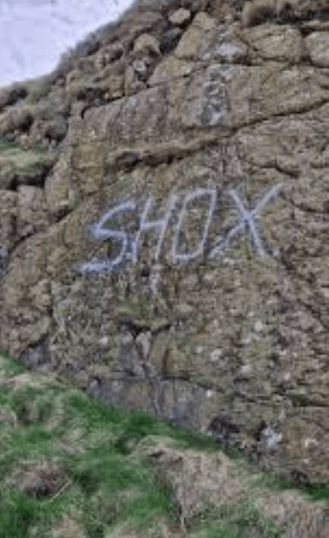 Острів Англсі, британський острів, бухта, пляж, місцеві жителі, туристи, акт вандалізму, три слова, незнайома мова, іноземні слова, райське місце,