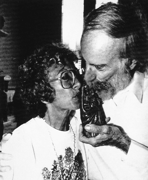 Архівне фото Вільяма і Сімони Батлер, які пережили 66 днів дрейфу в Тихому океані після аварії яхти