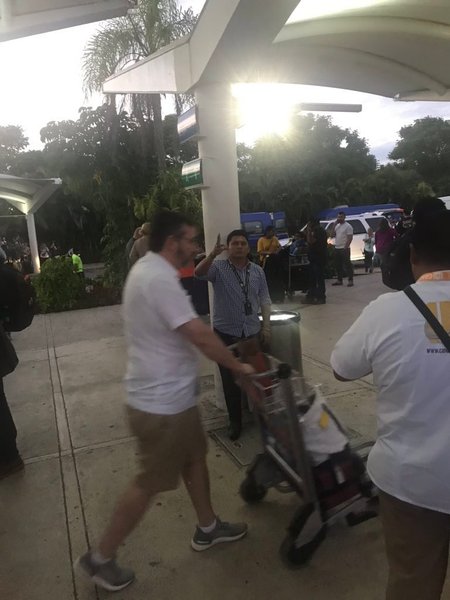 Сенатор Том Круз в аеропорту — фото