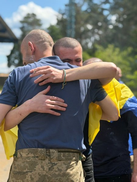 Українські військові повернулися додому з полону