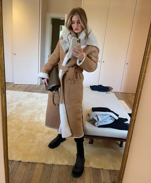 Рози Хантингтон-Уайтли, пальто, подруга стейтема, тренч, тренды осени 2021, тренды осени