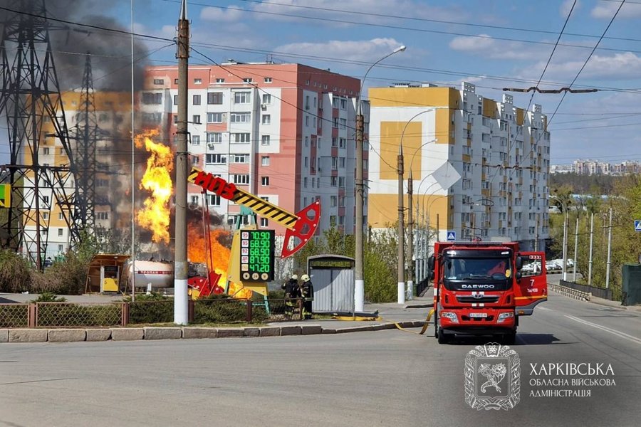 Ликвидация пожара на АЗС в Харькове после удара россиян