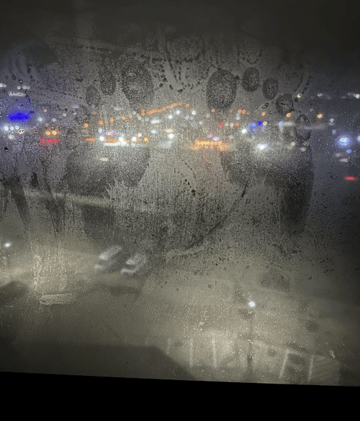 Отпечатки ног на запотевшем окне гостиничного номера, ставшие вирусными в соцсетях